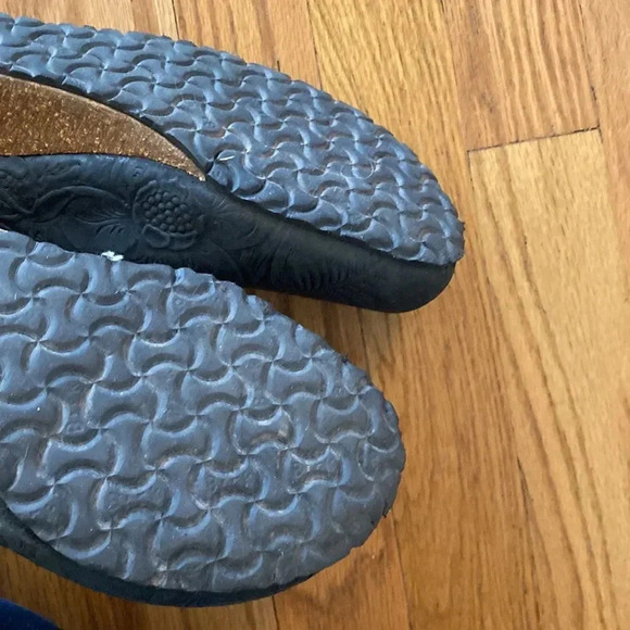 Papillion sz 40 or US 9 black embossed floral black leather great pre owned cond - Picture 6 of 9